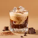 Firefly Un verre old fashioned. à l'intérieur, la liqueur de café sombre se mélange avec la crème tr.webp